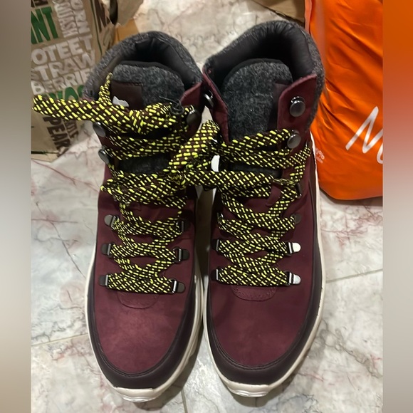 WOMEN'S KINETIC™ BREAKTHRU CONQUEST SNEAKER BOOT - Picture 1 of 7